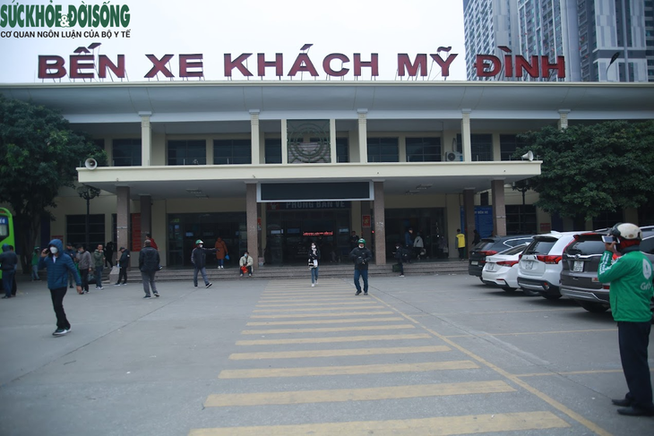 Trái ngược cảnh: Đường phố 'tấp nập' - bến xe 'đìu hiu' dịp Tết Dương lịch 2023 - Ảnh 2. Trái ngược cảnh: Đường phố 'tấp nập' - bến xe 'đìu hiu' dịp Tết Dương lịch 2023 - Ảnh 2.