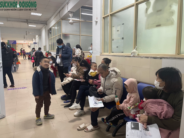 Hà Nội: Người già, trẻ nhỏ vào viện tăng đột biến do rét đậm kéo dài - Ảnh 4. Hà Nội: Người già, trẻ nhỏ vào viện tăng đột biến do rét đậm kéo dài - Ảnh 4.