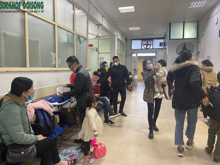 Hà Nội: Người già, trẻ nhỏ vào viện tăng đột biến do rét đậm kéo dài - Ảnh 5. Hà Nội: Người già, trẻ nhỏ vào viện tăng đột biến do rét đậm kéo dài - Ảnh 5.