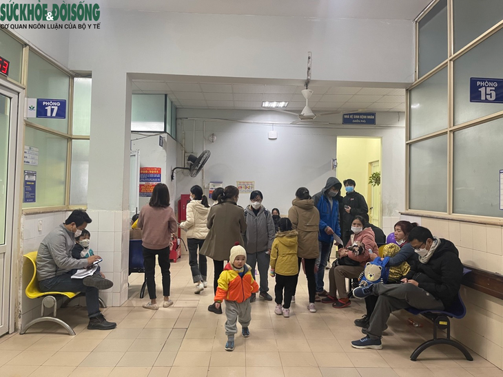 Hà Nội: Người già, trẻ nhỏ vào viện tăng đột biến do rét đậm kéo dài - Ảnh 6. Hà Nội: Người già, trẻ nhỏ vào viện tăng đột biến do rét đậm kéo dài - Ảnh 6.