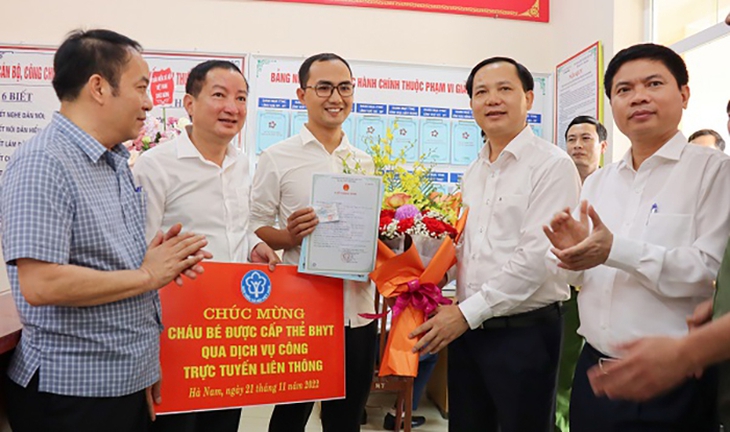 Bé gái đầu tiên trên cả nước được cấp giấy khai sinh, BHYT qua dịch vụ công liên thông
- Ảnh 1. Bé gái đầu tiên trên cả nước được cấp giấy khai sinh, BHYT qua dịch vụ công liên thông
- Ảnh 1.