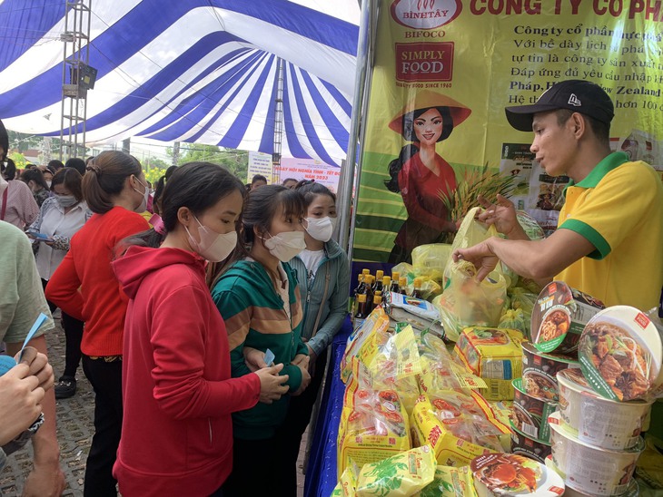 TP.HCM tổ chức "Ngày hội nghĩa tình - Tết đoàn viên"  cho 30.000 công nhân khó khăn - Ảnh 1.