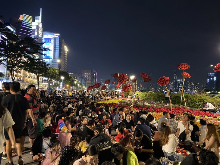 Biển người Sài Gòn đổ ra đường đón năm mới, nhiều người ngất xỉu ở đường Nguyễn Huệ - Ảnh 7.
