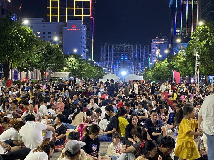 Biển người Sài Gòn đổ ra đường đón năm mới, nhiều người ngất xỉu ở đường Nguyễn Huệ - Ảnh 3.