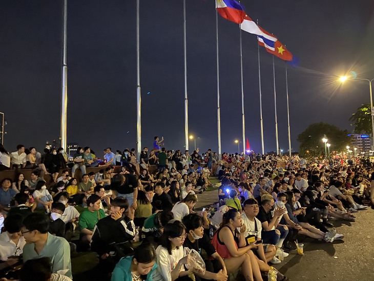 Biển người Sài Gòn đổ ra đường đón năm mới, nhiều người ngất xỉu ở đường Nguyễn Huệ - Ảnh 9.