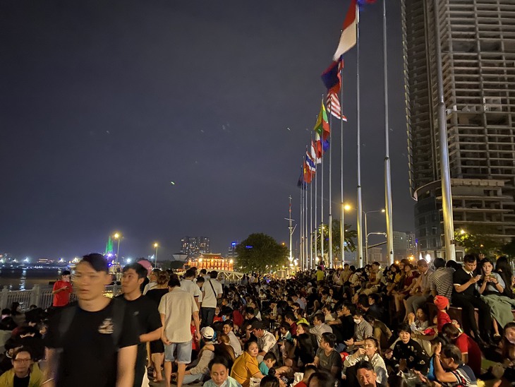 Biển người Sài Gòn đổ ra đường đón năm mới, nhiều người ngất xỉu ở đường Nguyễn Huệ - Ảnh 10.