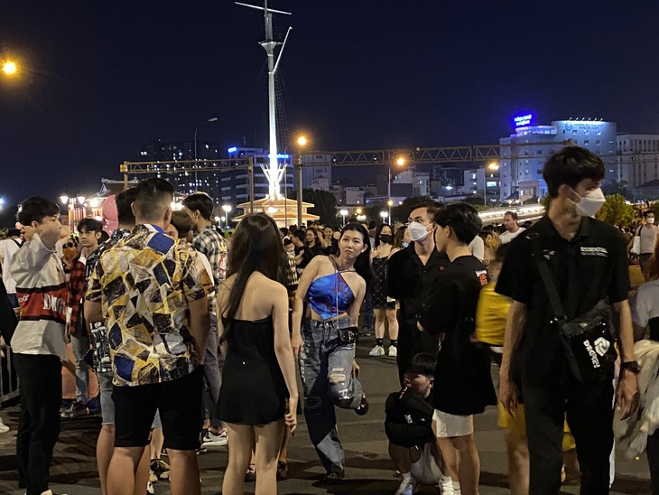 Biển người Sài Gòn đổ ra đường đón năm mới, nhiều người ngất xỉu ở đường Nguyễn Huệ - Ảnh 11.