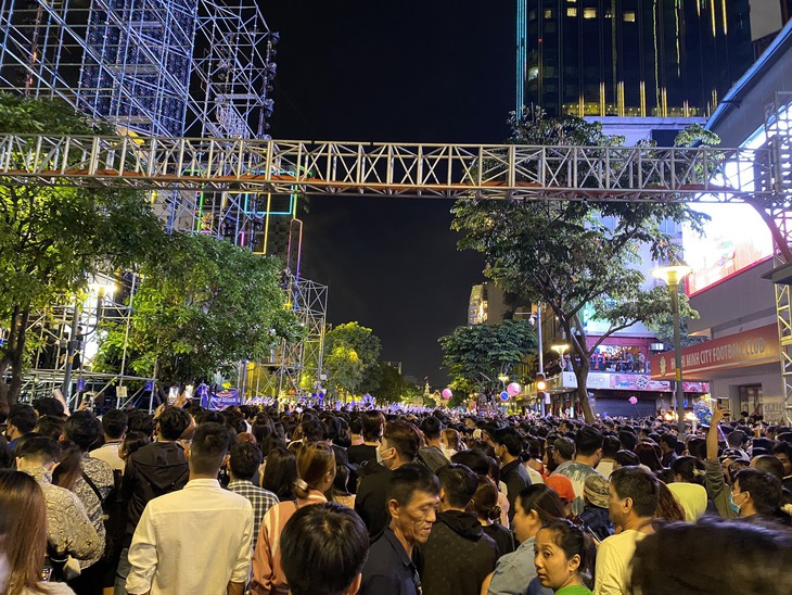 Biển người Sài Gòn đổ ra đường đón năm mới, nhiều người ngất xỉu ở đường Nguyễn Huệ - Ảnh 2.