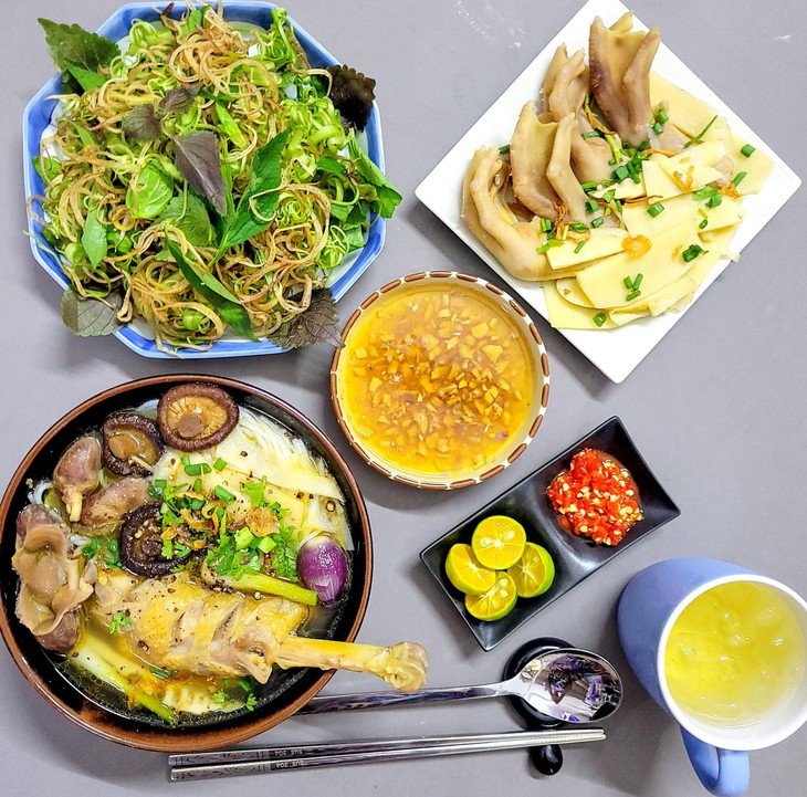Mâm cơm ngày Tết 2023: 100 mâm cơm ba miền Bắc – Trung – Nam đẹp như tranh khiến ai cũng trầm trồ - Ảnh 28. Mâm cơm ngày Tết 2023: 100 mâm cơm ba miền Bắc – Trung – Nam đẹp như tranh khiến ai cũng trầm trồ - Ảnh 28.