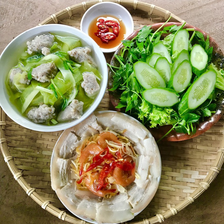 Mâm cơm ngày Tết 2023: 100 mâm cơm ba miền Bắc – Trung – Nam đẹp như tranh khiến ai cũng trầm trồ - Ảnh 40. Mâm cơm ngày Tết 2023: 100 mâm cơm ba miền Bắc – Trung – Nam đẹp như tranh khiến ai cũng trầm trồ - Ảnh 40.