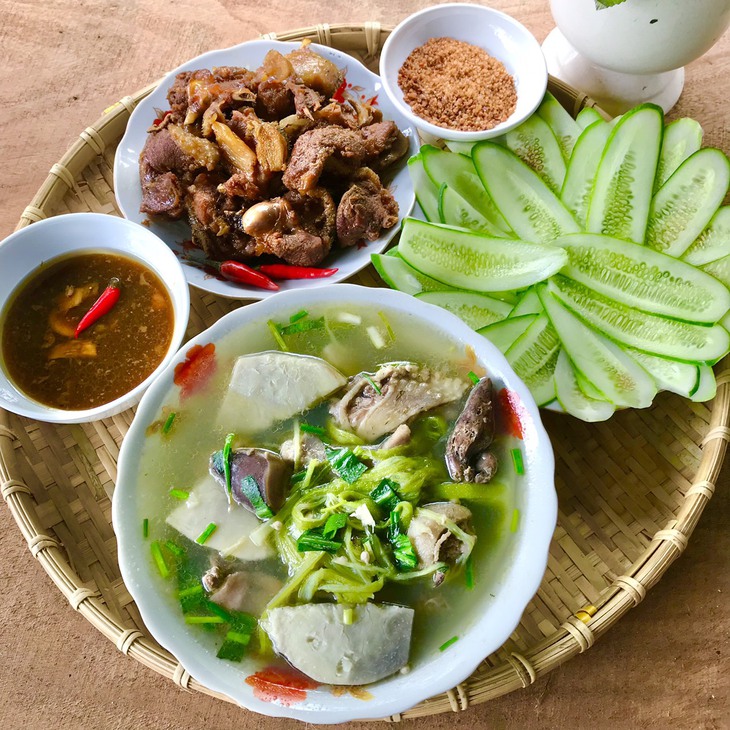 Mâm cơm ngày Tết 2023: 100 mâm cơm ba miền Bắc – Trung – Nam đẹp như tranh khiến ai cũng trầm trồ - Ảnh 51. Mâm cơm ngày Tết 2023: 100 mâm cơm ba miền Bắc – Trung – Nam đẹp như tranh khiến ai cũng trầm trồ - Ảnh 51.