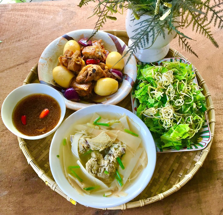 Mâm cơm ngày Tết 2023: 100 mâm cơm ba miền Bắc – Trung – Nam đẹp như tranh khiến ai cũng trầm trồ - Ảnh 54. Mâm cơm ngày Tết 2023: 100 mâm cơm ba miền Bắc – Trung – Nam đẹp như tranh khiến ai cũng trầm trồ - Ảnh 54.