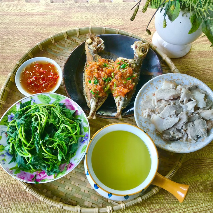 Mâm cơm ngày Tết 2023: 100 mâm cơm ba miền Bắc – Trung – Nam đẹp như tranh khiến ai cũng trầm trồ - Ảnh 57. Mâm cơm ngày Tết 2023: 100 mâm cơm ba miền Bắc – Trung – Nam đẹp như tranh khiến ai cũng trầm trồ - Ảnh 57.