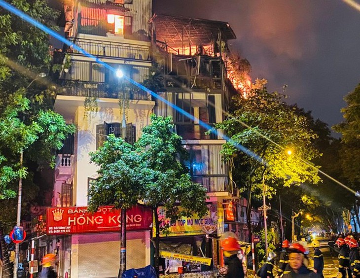 4 ngôi nhà trên phố cổ Hà Nội cháy ngùn ngụt trong đêm - Ảnh 1. 4 ngôi nhà trên phố cổ Hà Nội cháy ngùn ngụt trong đêm - Ảnh 1.
