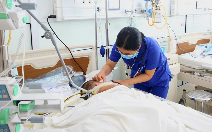 Bé 2 tuổi viêm não, liệt toàn thân do biến chứng sau nhiễm Adenovirus