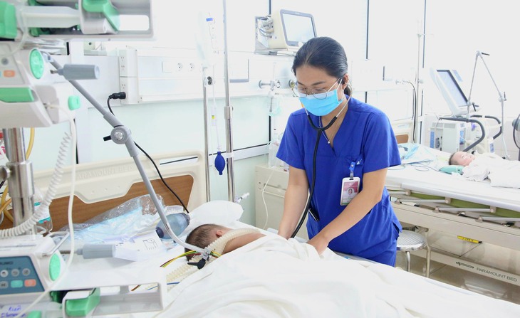 Bé 2 tuổi viêm não, liệt mềm toàn thân do biến chứng sau nhiễm Adenovirus - Ảnh 2. Bé 2 tuổi viêm não, liệt mềm toàn thân do biến chứng sau nhiễm Adenovirus - Ảnh 2.