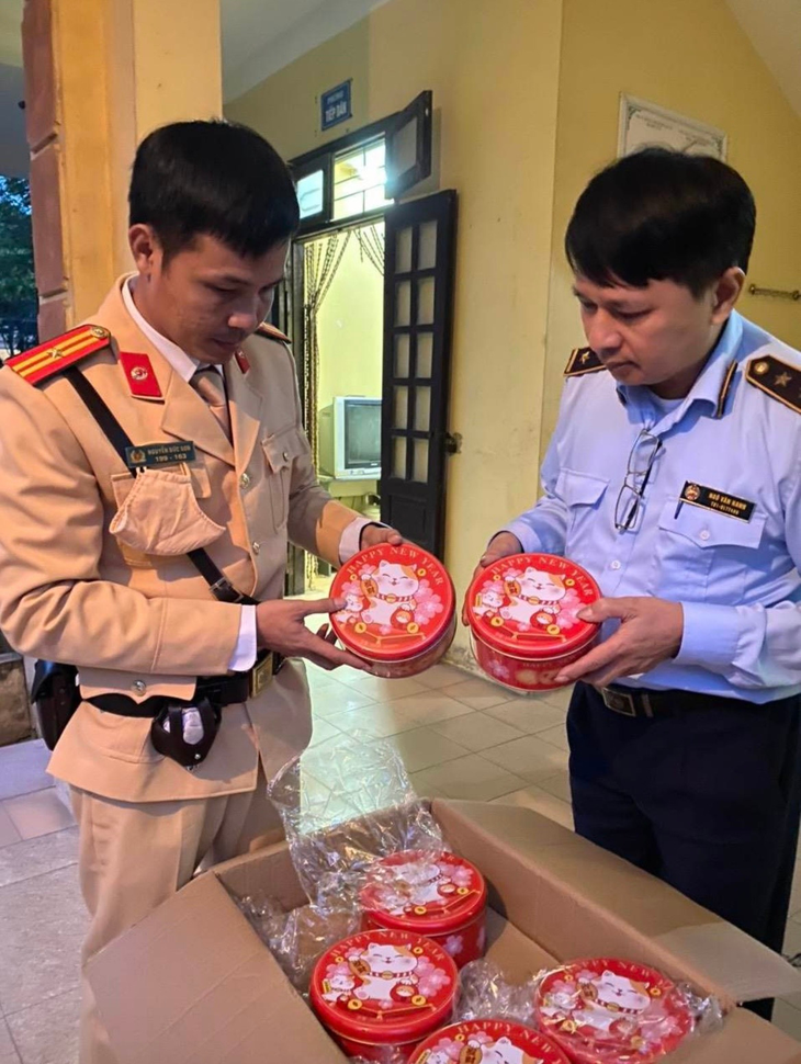 Cảnh sát giao thông chặn đứng ô tô chở số lượng lớn bánh kẹo không rõ nguồn gốc - Ảnh 3. Cảnh sát giao thông chặn đứng ô tô chở số lượng lớn bánh kẹo không rõ nguồn gốc - Ảnh 3.