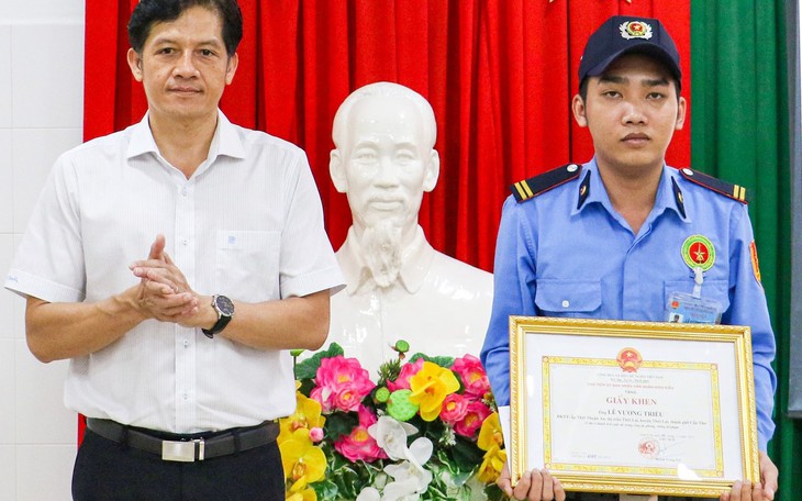 Khen thưởng bảo vệ nhanh trí bắt trộm trong bệnh viện