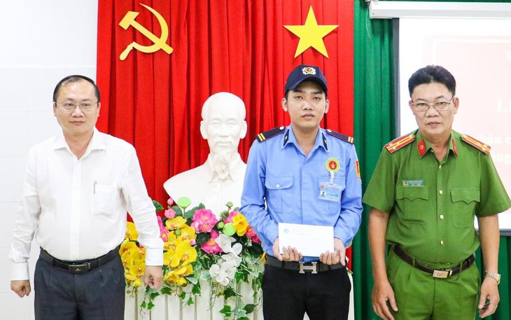 Khen thưởng bảo vệ nhanh trí bắt trộm trong bệnh viện - Ảnh 1.