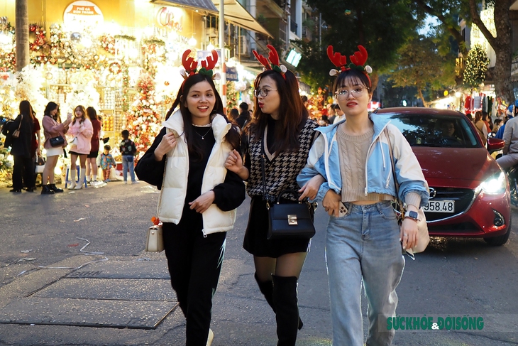 Giới trẻ lên đồ check-in ở phố "Giáng Sinh" Hàng Mã - Ảnh 1.