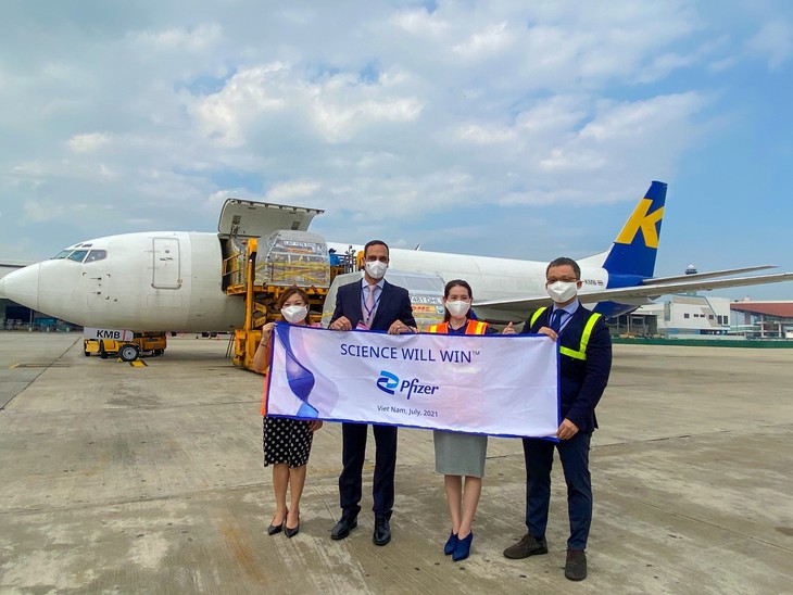 Pfizer Việt Nam vinh dự đón nhận bằng khen của Thủ Tướng Chính phủ - Ảnh 3. Pfizer Việt Nam vinh dự đón nhận bằng khen của Thủ Tướng Chính phủ - Ảnh 3.