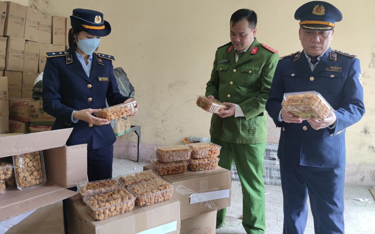 Thu giữ gần 1.500 hộp mì tôm chiên ăn liền nhập lậu