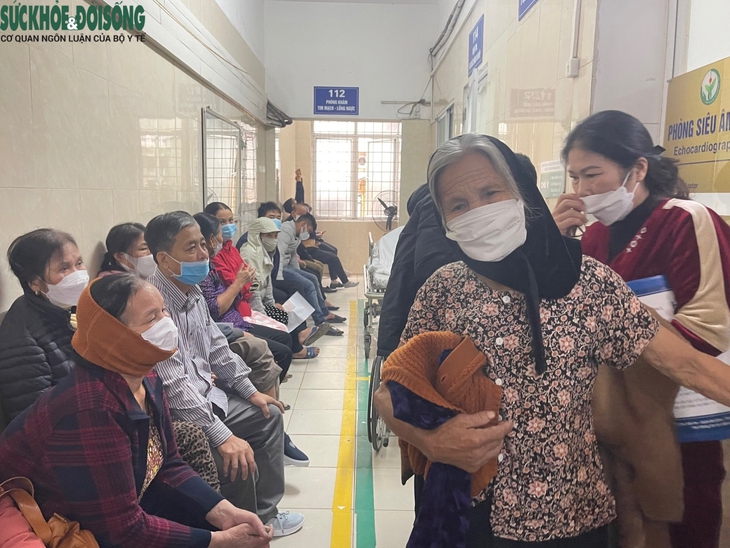 Hà Nội: Người cao tuổi vào viện tăng đột biến do thời tiết lạnh - Ảnh 1.