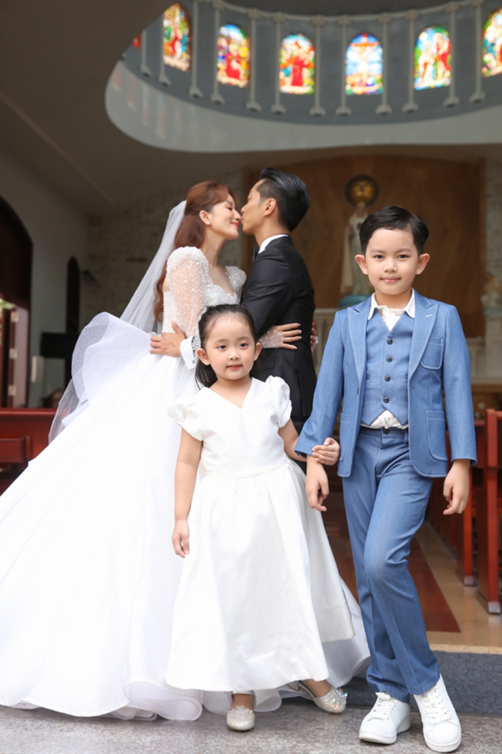 Con trai, con gái Khánh Thi - Phan Hiển "chiếm sóng" bố mẹ trong 3 bộ ảnh cưới  - Ảnh 7.