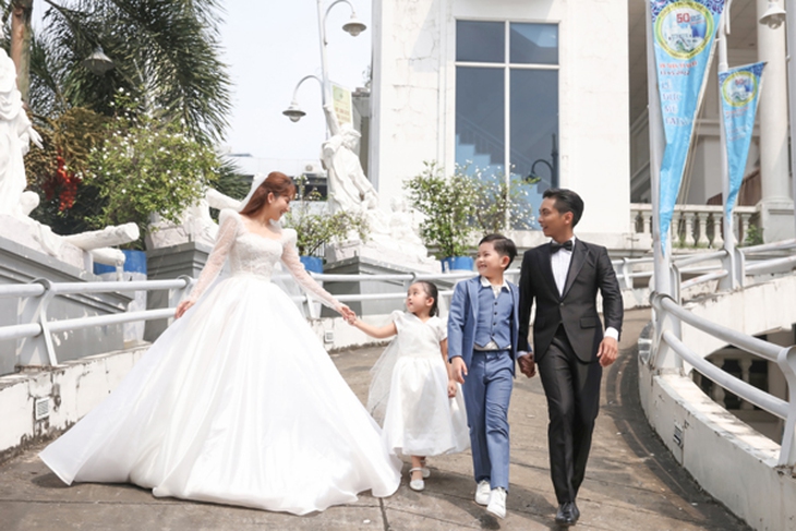 Con trai, con gái Khánh Thi - Phan Hiển "chiếm sóng" bố mẹ trong 3 bộ ảnh cưới  - Ảnh 8.