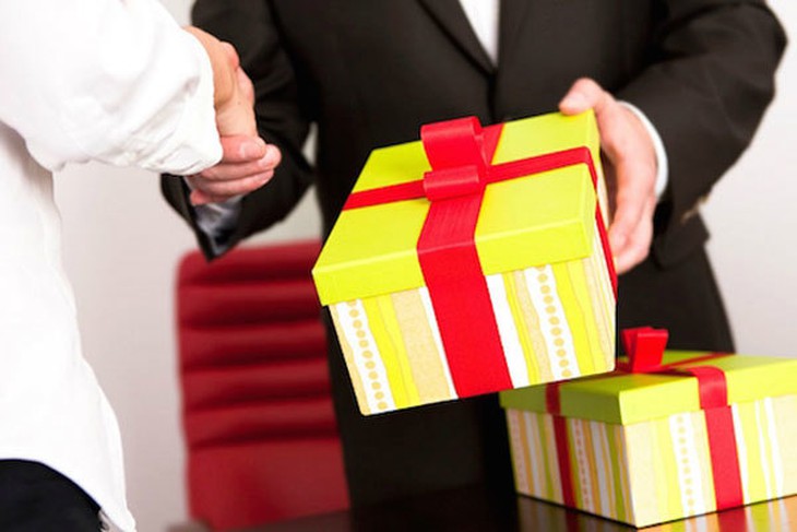 Hà Nội nghiêm cấm biếu, tặng quà Tết cho lãnh đạo các cấp bằng mọi hình thức - Ảnh 1.