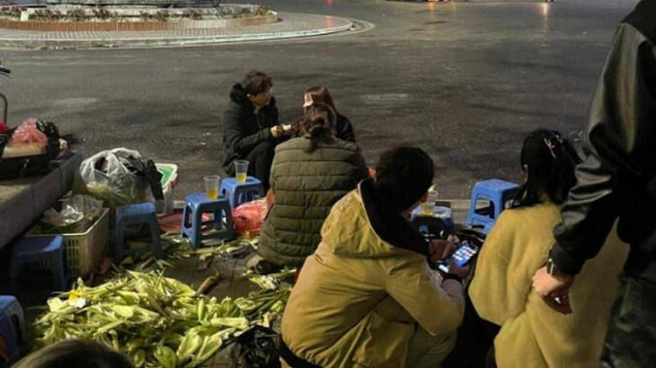 Thêm vụ tố chủ quán "chặt chém" 1 củ khoai giá 40.000 đồng ở Hà Nội - Ảnh 2. Thêm vụ tố chủ quán "chặt chém" 1 củ khoai giá 40.000 đồng ở Hà Nội - Ảnh 2.