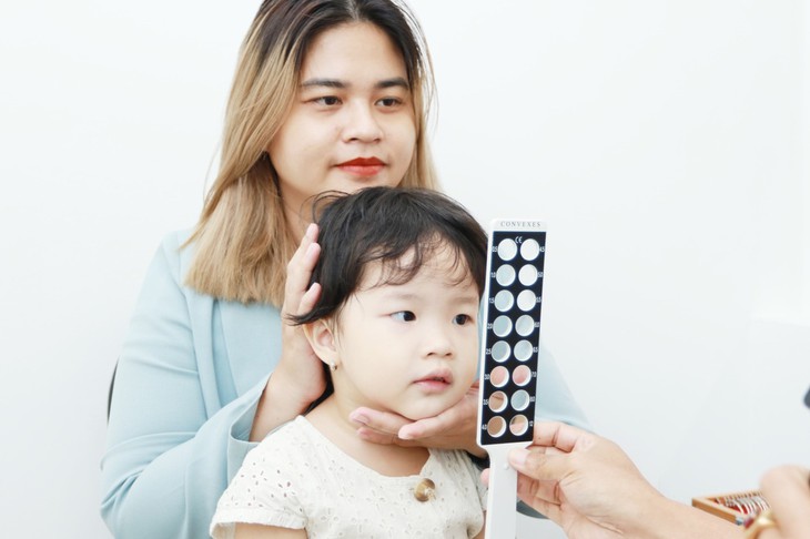 Bất thường nào chứng tỏ đôi mắt trẻ đang "kêu cứu"? - Ảnh 1.