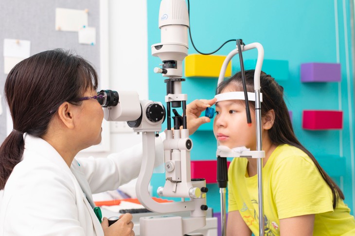 Chăm sóc sức khỏe mắt cho trẻ nhỏ với chuyên gia giỏi - Ảnh 2.