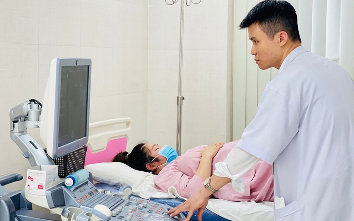 Khâu vòng cổ tử cung giữ thai cho mẹ bầu có nguy cơ sinh non