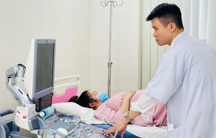 Khâu vòng cổ tử cung giữ thai cho mẹ bầu có nguy cơ sinh non - Ảnh 2.