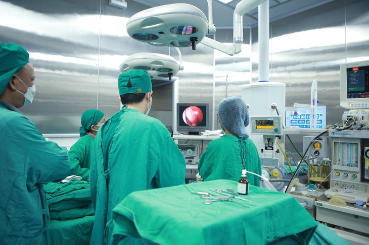 Các bác sĩ tiến hành gắp dị vật trong mũi cho bệnh nhân.