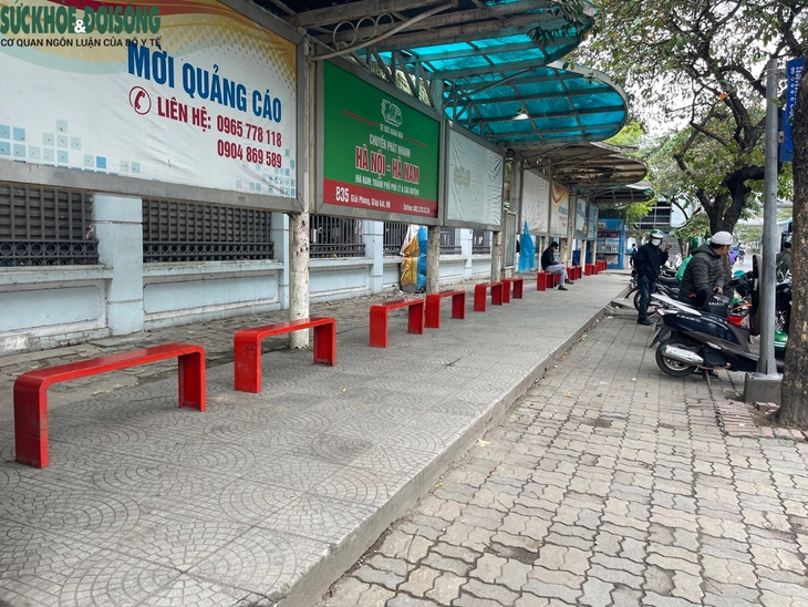 Hà Nội: Tình trạng nhà chờ xe buýt bị chiếm dụng tiếp tục tái diễn - Ảnh 2.