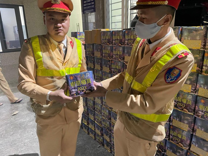 CSGT phát hiện 1 tấn pháo nổ qua kiểm tra vi phạm giao thông - Ảnh 2.
