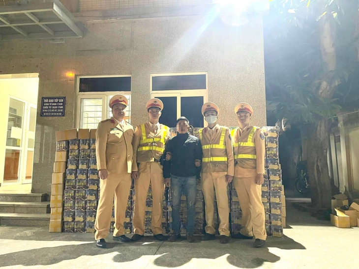 CSGT phát hiện 1 tấn pháo nổ qua kiểm tra vi phạm giao thông - Ảnh 3.