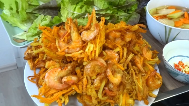 Hà Nội những ngày trở rét, người người kéo nhau ra hàng quán vỉa hè ăn đủ loại bánh nóng hổi này - Ảnh 5.