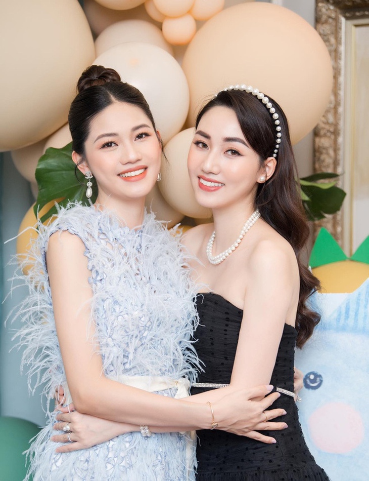 Cuộc sống nhung lụa của 2 chị em á hậu từ chối thi quốc tế - Ảnh 1. Cuộc sống nhung lụa của 2 chị em á hậu từ chối thi quốc tế - Ảnh 1.