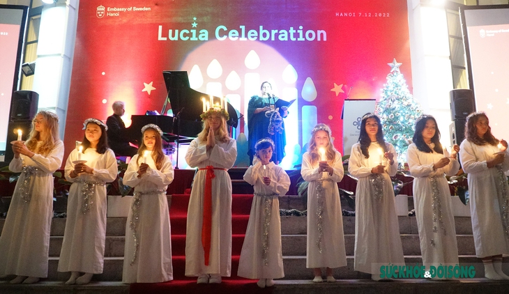 Đặc sắc lễ hội Lucia của Thụy Điển giữa lòng Thủ đô - Ảnh 2. Đặc sắc lễ hội Lucia của Thụy Điển giữa lòng Thủ đô - Ảnh 2.