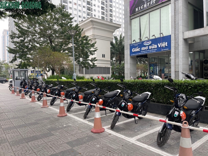 Trải nghiệm xe điện 2 bánh miễn phí kết nối với xe buýt BRT ở Hà Nội - Ảnh 1. Trải nghiệm xe điện 2 bánh miễn phí kết nối với xe buýt BRT ở Hà Nội - Ảnh 1.