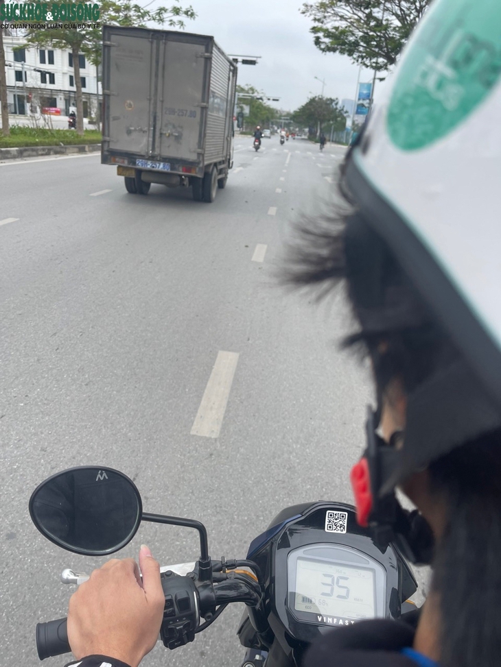 Trải nghiệm xe điện 2 bánh miễn phí kết nối với xe buýt BRT ở Hà Nội - Ảnh 9. Trải nghiệm xe điện 2 bánh miễn phí kết nối với xe buýt BRT ở Hà Nội - Ảnh 9.
