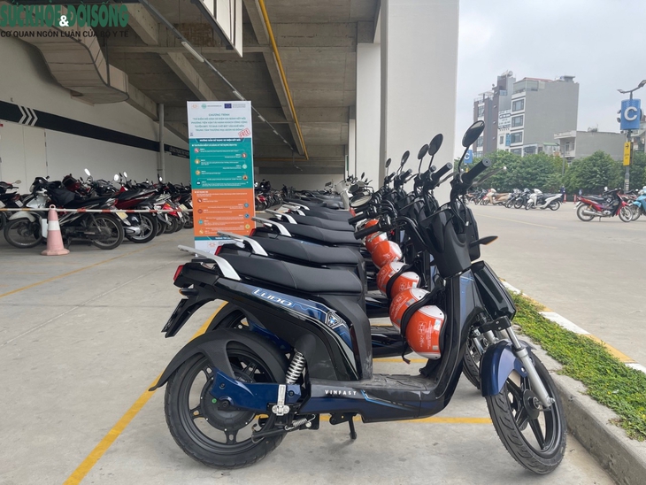 Trải nghiệm xe điện 2 bánh miễn phí kết nối với xe buýt BRT ở Hà Nội - Ảnh 2. Trải nghiệm xe điện 2 bánh miễn phí kết nối với xe buýt BRT ở Hà Nội - Ảnh 2.
