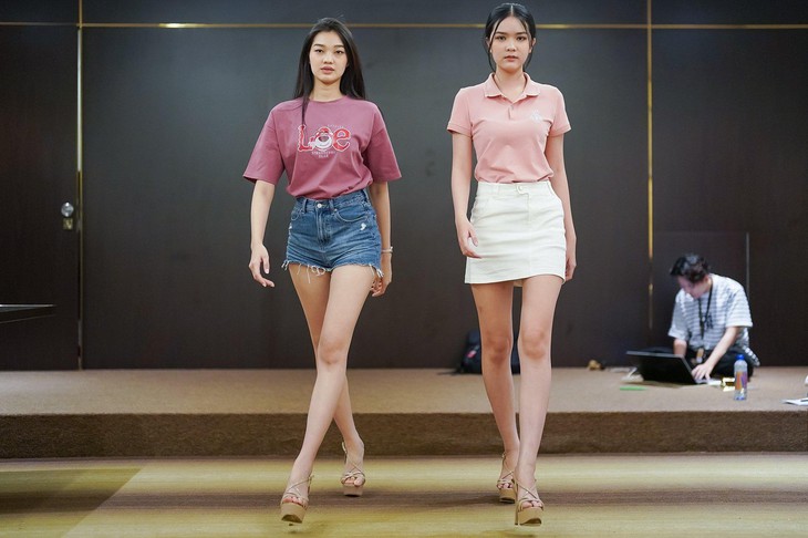 Lớp học tạo dáng ở Hoa hậu Việt Nam - Ảnh 1. Lớp học tạo dáng ở Hoa hậu Việt Nam - Ảnh 1.