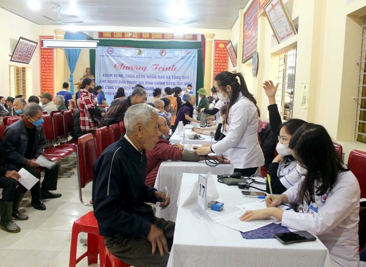 Bệnh viện Y học cổ truyền Nghệ An khám, chữa bệnh miễn phí cho người dân - Ảnh 2.