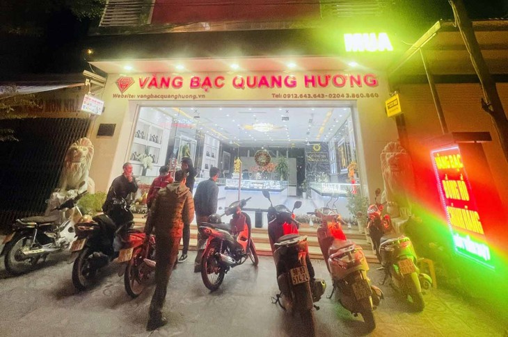 Nam thanh niên thử dây chuyền vàng rồi bỏ chạy đã bị bắt giữ - Ảnh 2.