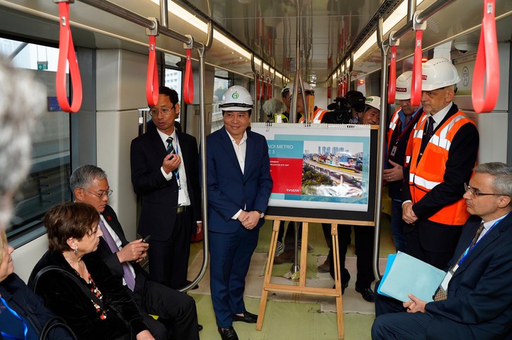 Chủ tịch Thượng viện Pháp trải nghiệm metro Nhổn - ga Hà Nội - Ảnh 1. Chủ tịch Thượng viện Pháp trải nghiệm metro Nhổn - ga Hà Nội - Ảnh 1.