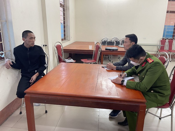 Khởi tố nam thanh niên thử dây chuyền vàng rồi bỏ chạy - Ảnh 2.